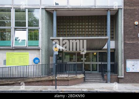 1950 Mosaic Brick Holborn Library, 32-38 Theobald's Road, Londra WC1X di Sydney Cook Ernest Ives Camden Borough Council Foto Stock