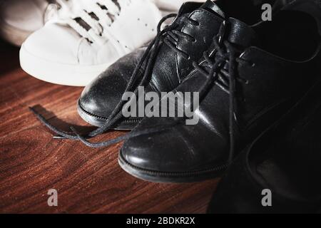 scarpe bianche e nere sul pavimento Foto Stock