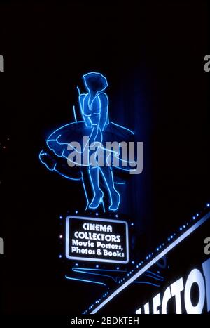 Cartello al neon raffigurante la famosa scena di Marilyn Monroe nel film The Seven Year itch Over the Cinema Collectors Book Store a Hollywood, California Foto Stock