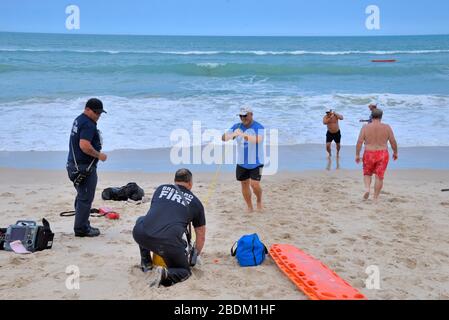 Melbourne Beach, Florida, Stati Uniti. Aprile 8, 2020. Brevard County Ocean Rescue con Brevard County Fire Rescue, ha salvato tre persone dall'Oceano Atlantico a sud di Melbourne Beach. Tutti e tre sono stati controllati dal personale di soccorso e nessuno ha richiesto ospedalizzazione. La maggior parte delle spiagge della Florida sono chiuse al pubblico a causa della pandemia di coronavirus, ma questo incidente è accaduto di fronte al loro complesso condominiale oceanside. Credito fotografico: Julian Leek/Alamy Live News Foto Stock