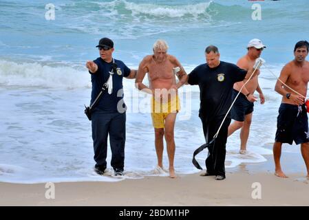 Melbourne Beach, Florida, Stati Uniti. Aprile 8, 2020. Brevard County Ocean Rescue con Brevard County Fire Rescue, ha salvato tre persone dall'Oceano Atlantico a sud di Melbourne Beach. Tutti e tre sono stati controllati dal personale di soccorso e nessuno ha richiesto ospedalizzazione. La maggior parte delle spiagge della Florida sono chiuse al pubblico a causa della pandemia di coronavirus, ma questo incidente è accaduto di fronte al loro complesso condominiale oceanside. Credito fotografico: Julian Leek/Alamy Live News Foto Stock