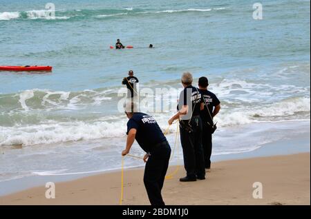 Melbourne Beach, Florida, Stati Uniti. Aprile 8, 2020. Brevard County Ocean Rescue con Brevard County Fire Rescue, ha salvato tre persone dall'Oceano Atlantico a sud di Melbourne Beach. Tutti e tre sono stati controllati dal personale di soccorso e nessuno ha richiesto ospedalizzazione. La maggior parte delle spiagge della Florida sono chiuse al pubblico a causa della pandemia di coronavirus, ma questo incidente è accaduto di fronte al loro complesso condominiale oceanside. Credito fotografico: Julian Leek/Alamy Live News Foto Stock