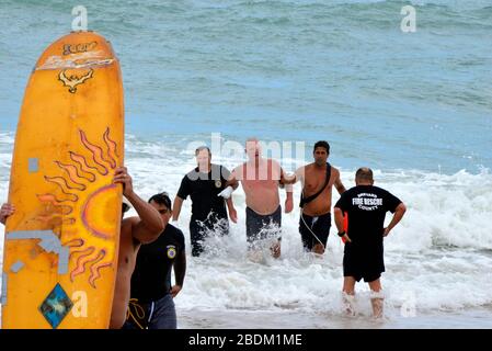 Melbourne Beach, Florida, Stati Uniti. Aprile 8, 2020. Brevard County Ocean Rescue con Brevard County Fire Rescue, ha salvato tre persone dall'Oceano Atlantico a sud di Melbourne Beach. Tutti e tre sono stati controllati dal personale di soccorso e nessuno ha richiesto ospedalizzazione. La maggior parte delle spiagge della Florida sono chiuse al pubblico a causa della pandemia di coronavirus, ma questo incidente è accaduto di fronte al loro complesso condominiale oceanside. Credito fotografico: Julian Leek/Alamy Live News Foto Stock