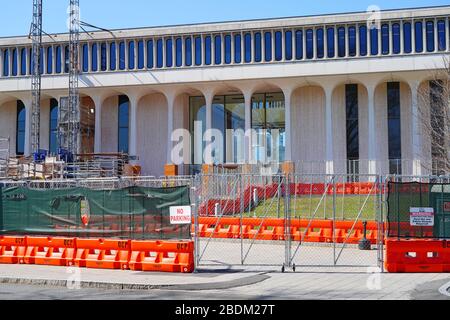 PRINCETON, NJ -26 MAR 2020- attrezzatura per la costruzione di fronte alla Robertson Hall durante la ristrutturazione dell'edificio della Woodrow Wilson School of Public An Foto Stock