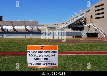 PRINCETON, NJ -26 MAR 2020- segnali di avvertimento circa il distanziamento sociale in seguito alla crisi del coronavirus covid-19 nel campus della Princeton University Foto Stock