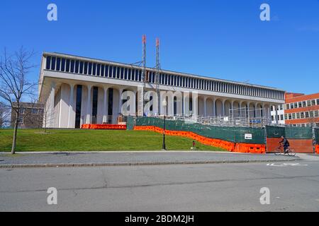 PRINCETON, NJ -26 MAR 2020- attrezzatura per la costruzione di fronte alla Robertson Hall durante la ristrutturazione dell'edificio della Woodrow Wilson School of Public An Foto Stock