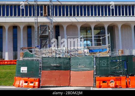 PRINCETON, NJ -26 MAR 2020- attrezzatura per la costruzione di fronte alla Robertson Hall durante la ristrutturazione dell'edificio della Woodrow Wilson School of Public An Foto Stock