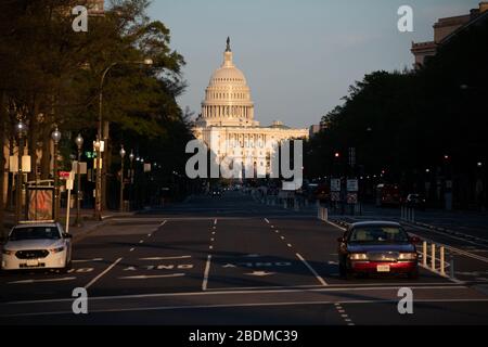 Washington, Stati Uniti. 8 aprile 2020. Una visione generale del Campidoglio degli Stati Uniti a Washington, DC, mercoledì 8 aprile 2020, come visto in mezzo allo scoppio globale di coronavirus. Dato che i casi confermati hanno raggiunto i 1.5 milioni in tutto il mondo, con più di 400,000 solo negli Stati Uniti, i comunicati stampa hanno rivelato una risposta in ritardo da parte dell'amministrazione Trump nei primi giorni dell'epidemia. (Graeme Sloan/Sipa USA) Credit: Sipa USA/Alamy Live News Foto Stock