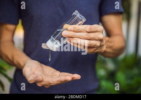 Mani da uomo con gel igienizzante per mani di lavaggio Foto Stock