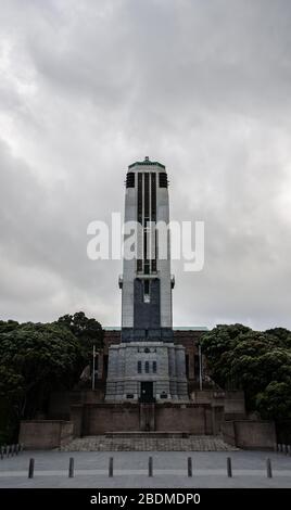 WELLINGTON, NUOVA ZELANDA - 4 aprile 2020: Monumento nazionale di guerra nel centro di wellington in un giorno nuvoloso Foto Stock