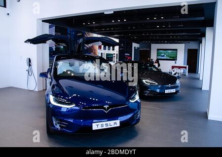 AUCKLAND, NUOVA ZELANDA - 4 aprile 2020: Showroom Blue Tesla Model X ad auckland, nuova zelanda Foto Stock