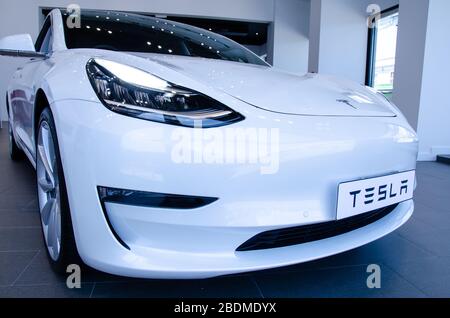 AUCKLAND, NUOVA ZELANDA - 4 aprile 2020: Showroom Tesla modello 3 bianco ad auckland, nuova zelanda Foto Stock