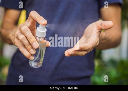Mani da uomo con gel igienizzante per mani di lavaggio Foto Stock