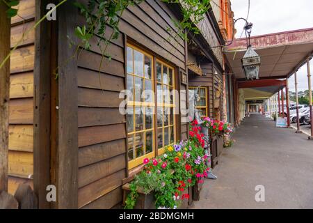 Clunes Australia - Marzo 15 2020; Vista lungo un lato Fraser Street di vecchi edifici e nessuno nella storica città d'oro di Clunes. Foto Stock