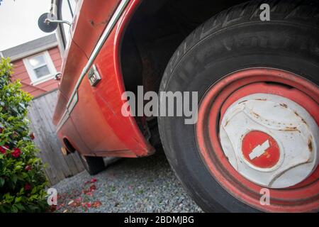 Questo veicolo Chevy vintage si trova in un vialetto a Marin County, CA, pronto per essere guidato. Foto Stock