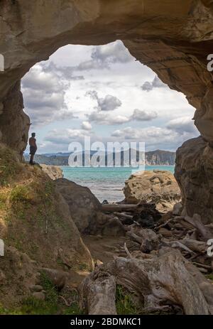 Buco nel muro, passato sulla Cooks Cove Walkway a Tolaga Bay Foto Stock