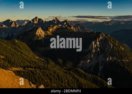Bellissimo tour in montagna all'Aggenstein al tramonto nel Tannheimer tal Foto Stock