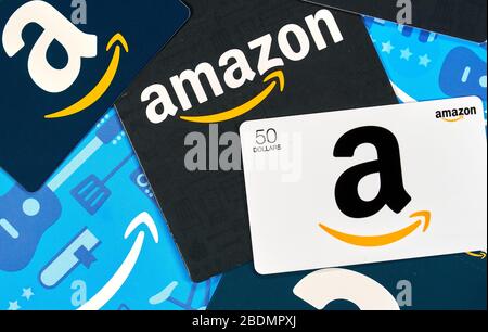 Montreal, Canada - 6 aprile 2020: Diverse carte regalo Amazon. Amazon è un titan di e-commerce, pagamenti, hardware, storage di dati, cloud computing e Foto Stock