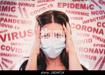 una donna con una maschera sul viso, spaventato dalla notizia del coronavirus covid-2019. Situazione di panico. Paura di ammalarsi. Concetto di diffusione del cuore Foto Stock
