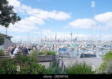 Auckland, Nuova Zelanda, Nuova Zelanda, 16 settembre 2020: Persone al caffè all'aperto a Westhaven Marina. Foto Stock