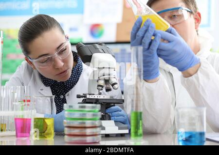 Il personale di laboratorio effettua esperimenti su liquidi Foto Stock