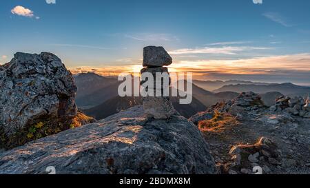 Bellissimo tour in montagna all'Aggenstein al tramonto nel Tannheimer tal Foto Stock