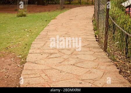 Il percorso a piedi del blocco di pietra nel parco / giardino immagine di scorta Foto Stock