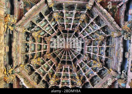 Inquadratura ad angolo basso del soffitto del Tempio di Lugang Mazu nella Contea di Changhua Taiwan Foto Stock