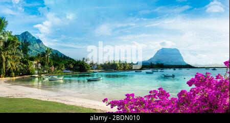 Paesaggio Mauritius con la Gaalette villaggio di pescatori e le Morne Brabant montagna, Africa Foto Stock