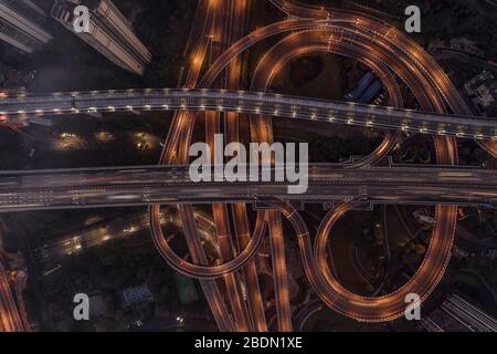 Volo aereo di volo del traffico autostradale prima dell'alba a Chongqing, Cina Foto Stock