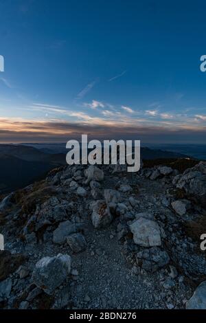 Bellissimo tour in montagna all'Aggenstein al tramonto nel Tannheimer tal Foto Stock