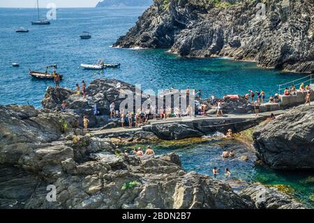 Piscina rocciosa a Manarola nelle cinque Terre, Riviera ligure di Levante, Liguria, Italia Foto Stock