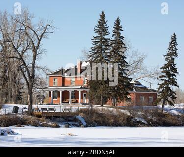 Storica casa colonnello James Walker costruita nel 1910 presso il santuario di Inglewood in inverno, Calgary, Canada Foto Stock