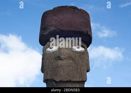 Testa di moai con occhi restaurati e pukao scolpito da scorie rosse in AHU Ko te Riku, parte del complesso coloniale di Tahai sull'Isola di Pasqua Foto Stock