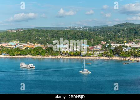 Ocho Rios, Giamaica - 23 aprile 2019: La gente si rilassa sulla spiaggia della baia di Ocho Rios, chiamata anche Turtle Beach, si trova tra Sunset Jamaica Grande Foto Stock