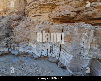 Varie rocce in Wadi Araba che formano una diversa formazioni Foto Stock