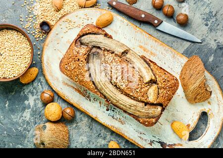 Pane casereccio appetitoso di grano saraceno con banana Foto Stock