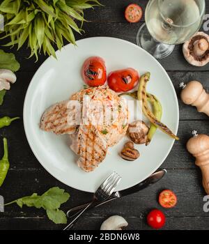 bistecca di pollo con riso e verdure Foto Stock
