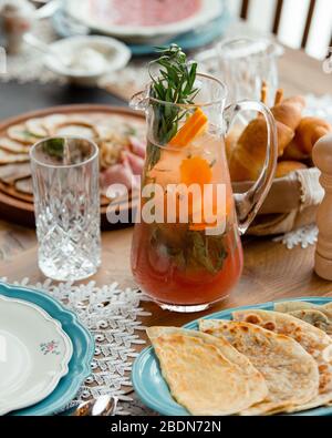 limonata fredda con frutta ed erbe Foto Stock