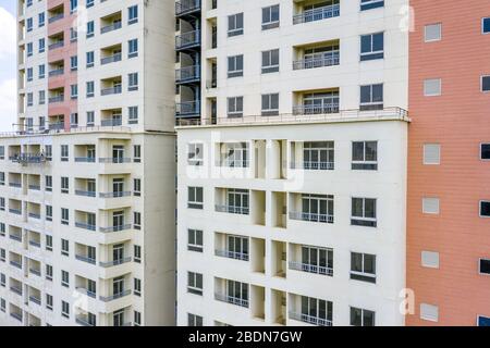 Facciata dell'edificio di appartamenti con balconi e finestre Foto Stock