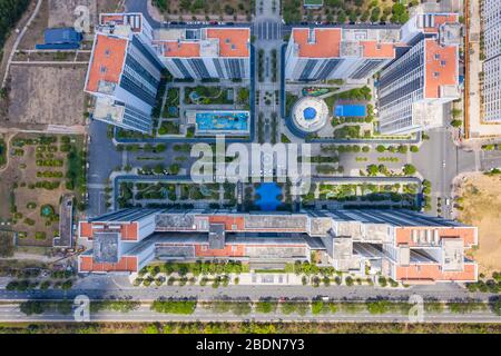 Direttamente sopra la vista di moderni edifici residenziali ad appartamenti Foto Stock