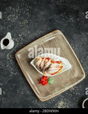 sashimi servito con zenzero e wasabi Foto Stock