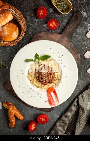 spaghetti con salsa di carne cosparsa di parmigiano grattugiato Foto Stock