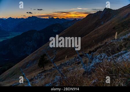 Bellissimo tour in montagna all'Aggenstein al tramonto nel Tannheimer tal Foto Stock