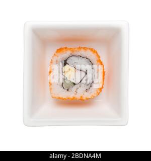 Sushi - California maki in una ciotola quadrata isolata su sfondo bianco Foto Stock