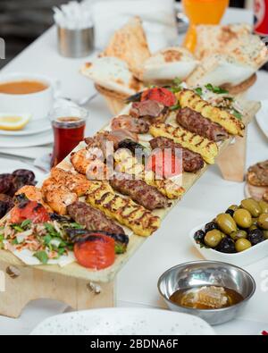 diversi tipi di kabab serviti con verdure alla griglia Foto Stock