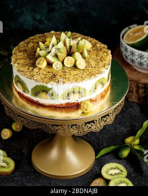 kiwi e torta panna montata al limone Foto Stock