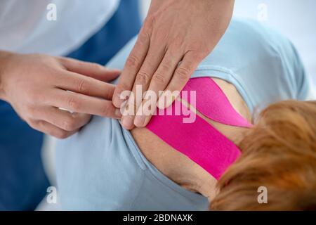 Vista dall'alto di un collo femminile senior Foto Stock