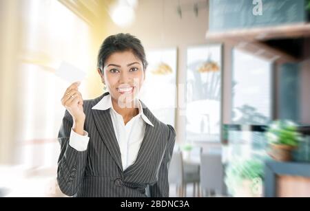 Nuovo concetto di opportunità di business. La mano indiana della donna di affari che tiene una scheda vuota. Foto Stock