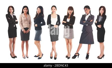 Corpo completo diverse donne asiatiche business e gruppo di età mista, in piedi isolato su sfondo bianco. Foto Stock